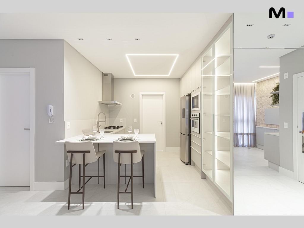 Cozinha moderna e elegante no Residencial Vila Aurora. Bancada com banquetas e iluminação embutida.