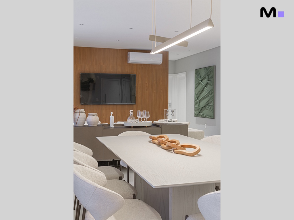 Sala de jantar moderna na Residência Vila Aurora, com mesa branca e decoração elegante.