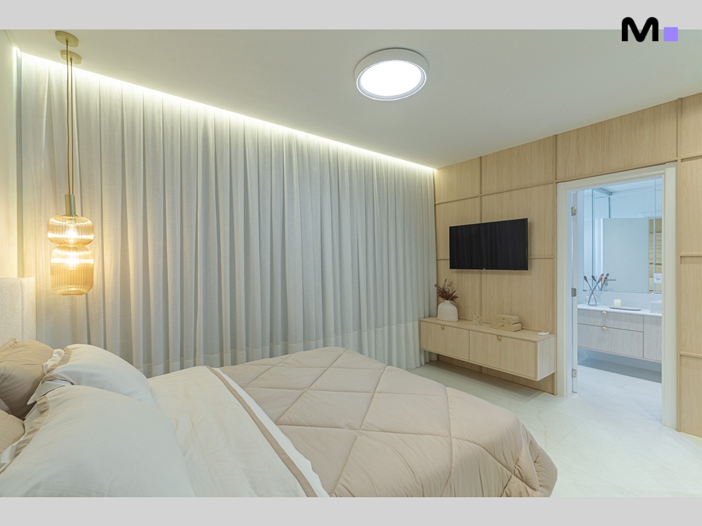 Quarto moderno e iluminado da Residência Vila Aurora, com cama, TV e banheiro integrado.