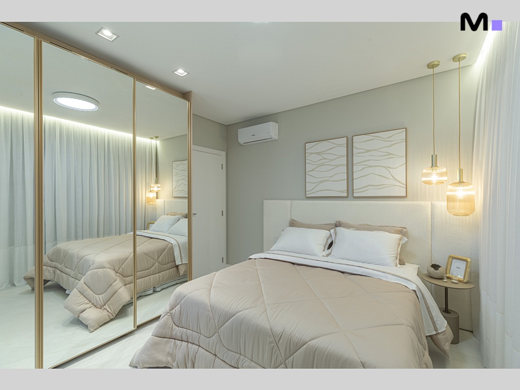 Quarto moderno da Vila Aurora com cama bege e espelho amplo.