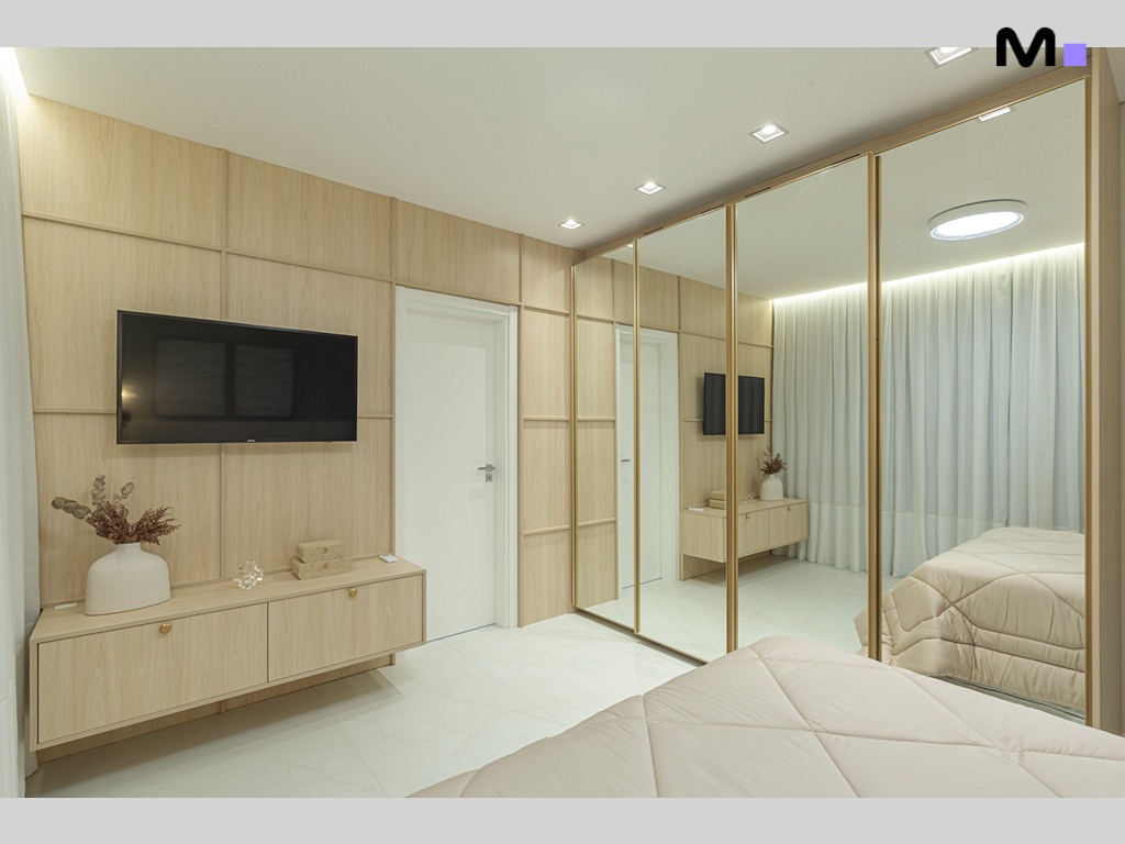 Quarto moderno com armário espelhado e TV, parte da Residência Vila Aurora.