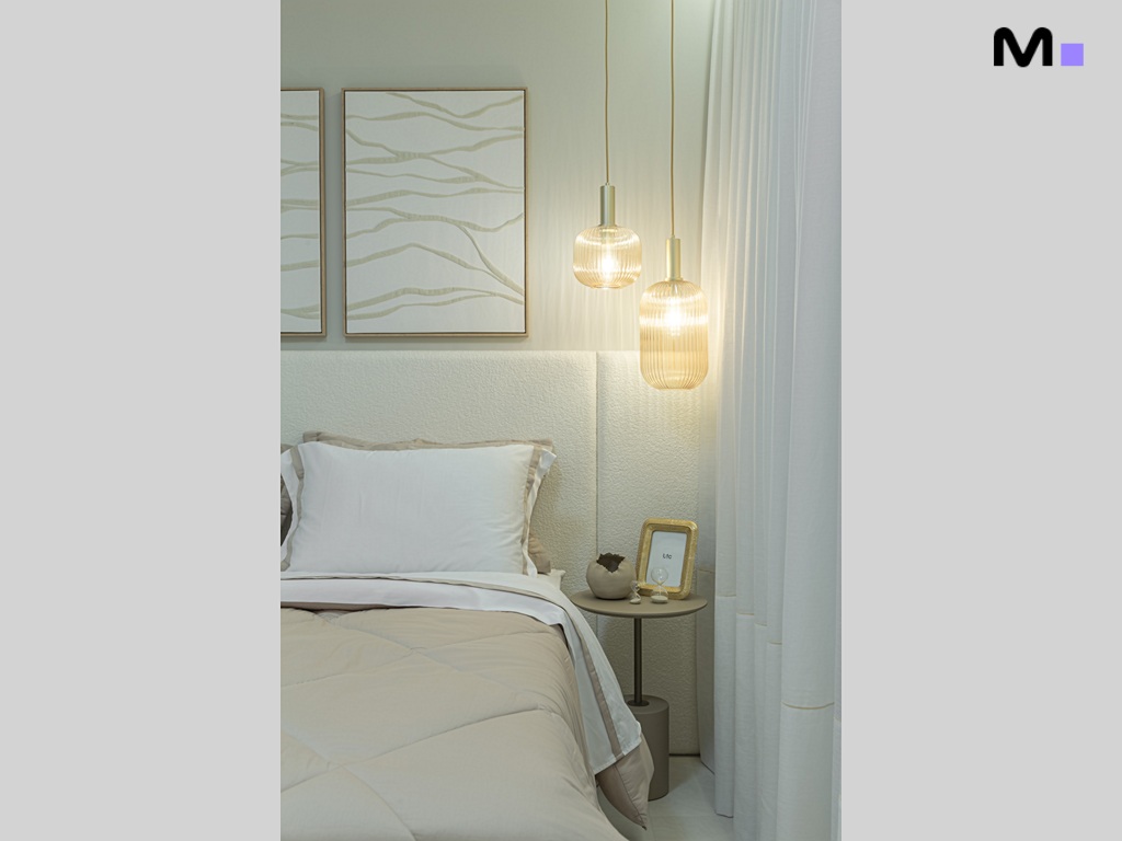 Quarto aconchegante da Residência Vila Aurora com cama, luminárias pendentes e decoração neutra.