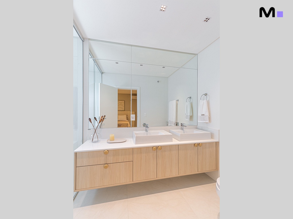 Banheiro moderno com pia dupla e espelho grande na Vila Aurora Residence.
