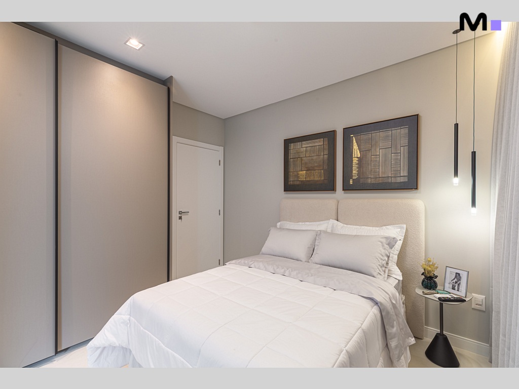Quarto moderno da Residência Vila Aurora com cama branca, guarda-roupa e decoração minimalista.