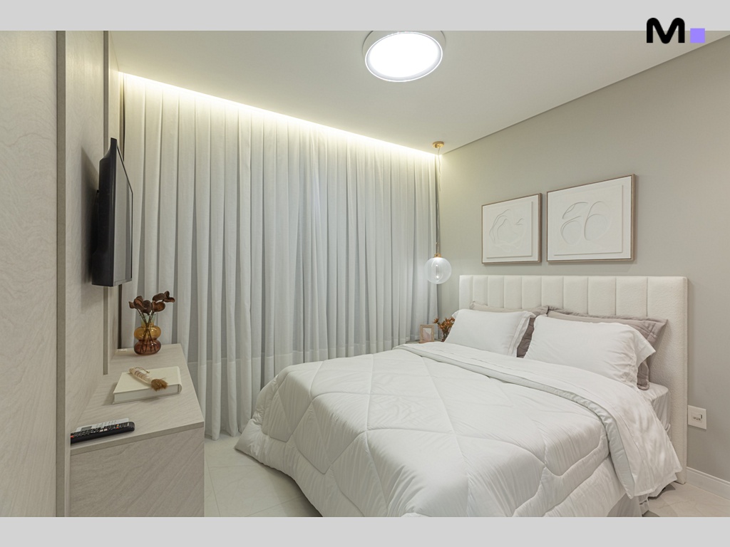 Quarto clean e moderno da Residência Vila Aurora, com cama branca e iluminação suave.