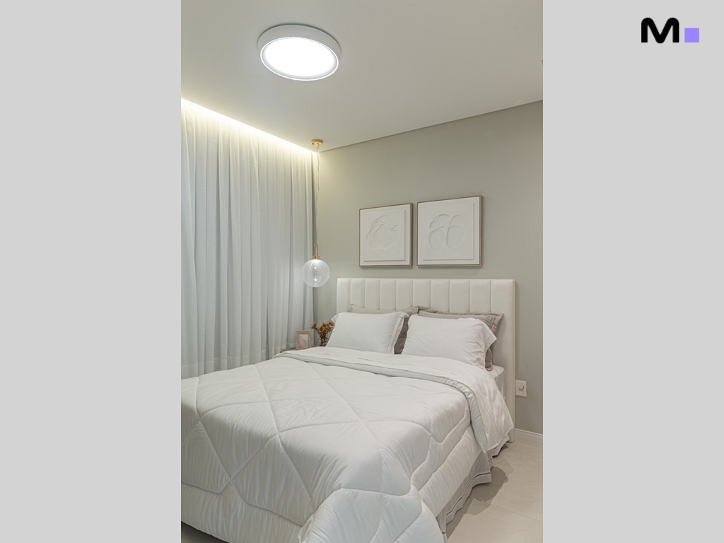 Quarto clean e minimalista da Vila Aurora Residence com cama de casal e iluminação suave.