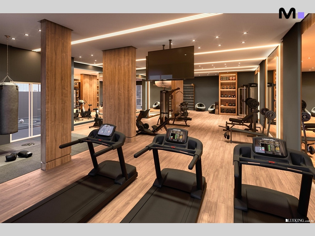 Academia moderna na Queen Tower Residence com esteiras e equipamentos de musculação.