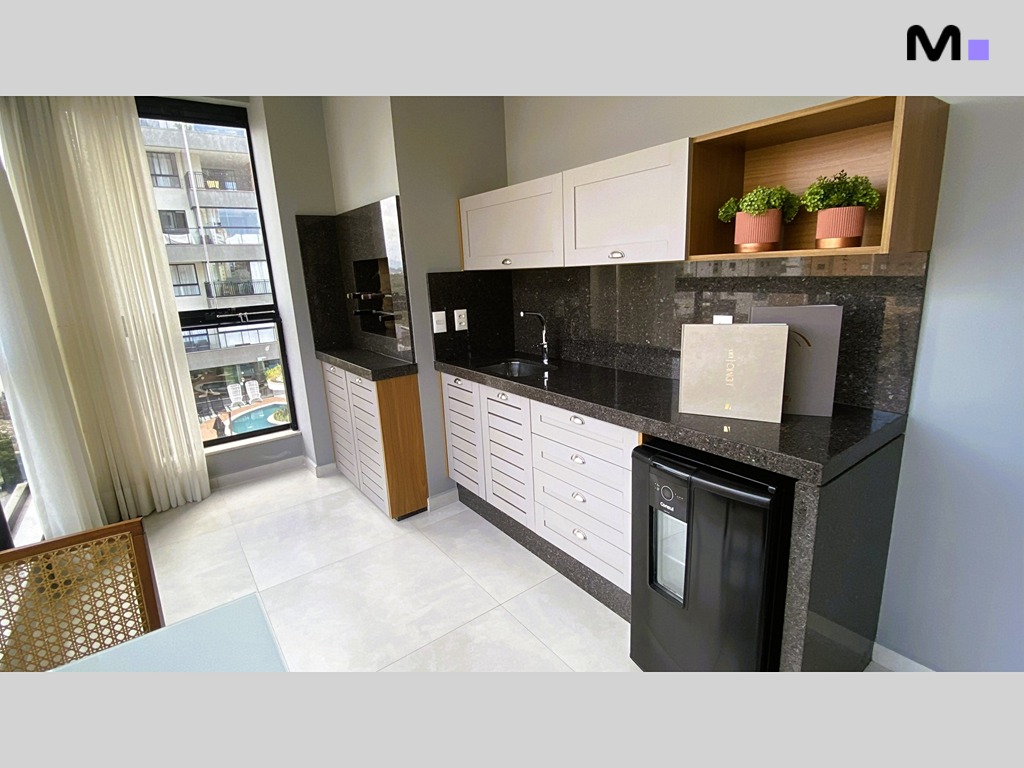 Cozinha moderna com armários brancos e bancada escura. Design Realta Residence.