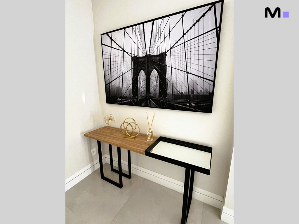Hall de entrada da Realta Residence com mesa de madeira, decoração minimalista e foto da Ponte do Brooklyn.