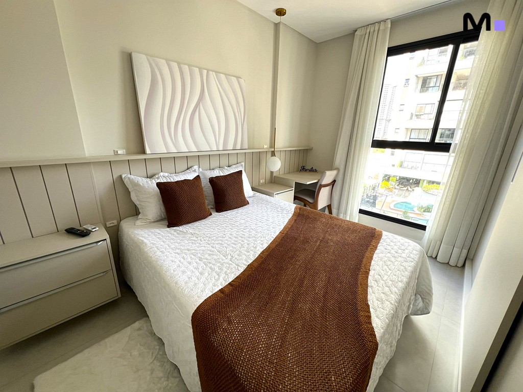 Quarto aconchegante da Realta Residence com cama de casal, decoração moderna e luz natural.