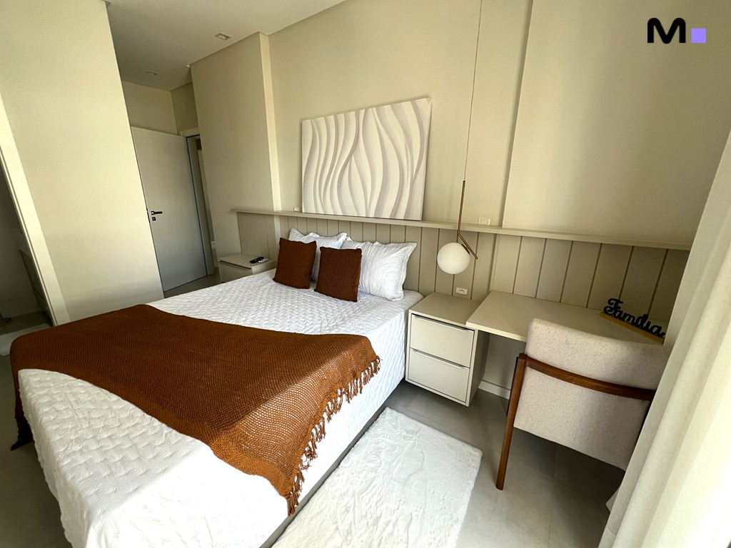 Quarto moderno e iluminado no Realta Residence, com cama de casal e decoração minimalista.