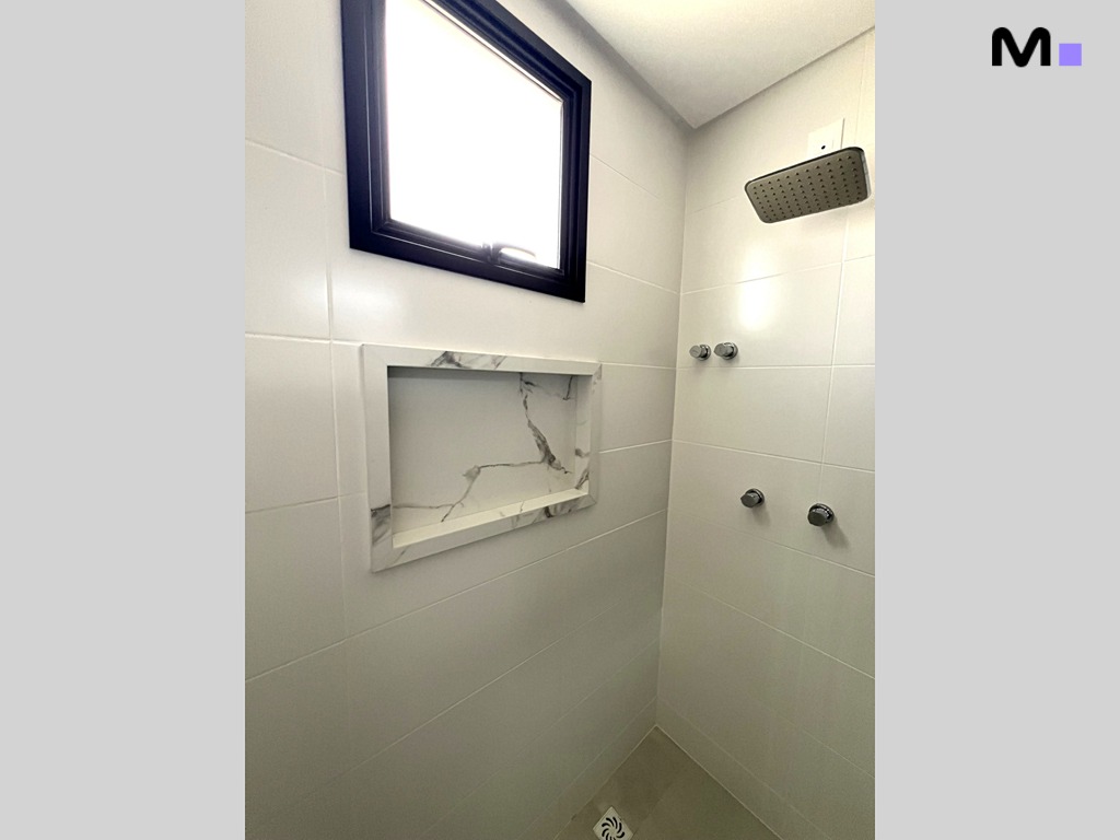 Banheiro moderno com nicho de mármore e detalhes minimalistas no Realta Residence.