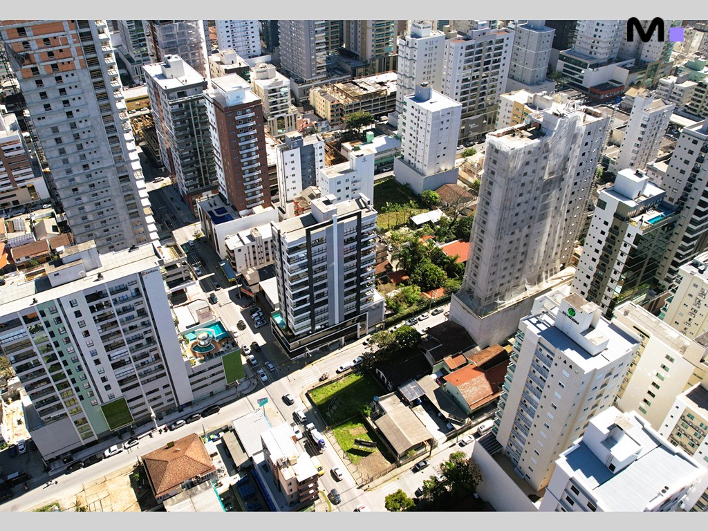 Vista aérea de prédios residenciais urbanos. Realta Residence em destaque na paisagem da cidade.