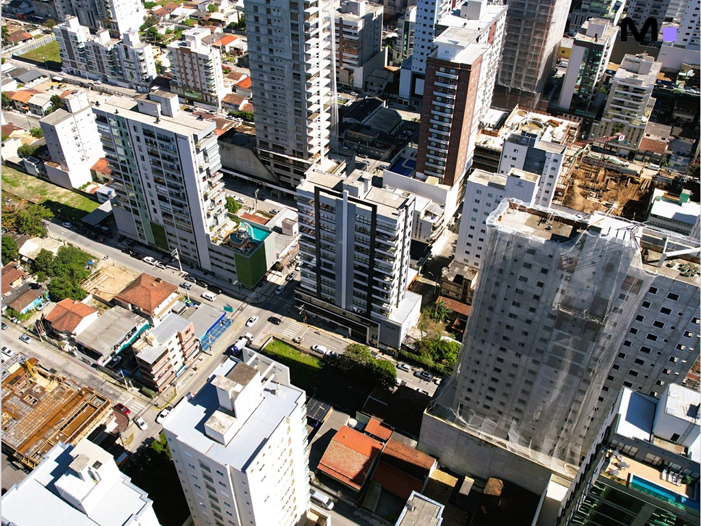 Vista aérea da Realta Residence, mostrando prédios altos e área urbana densa.
