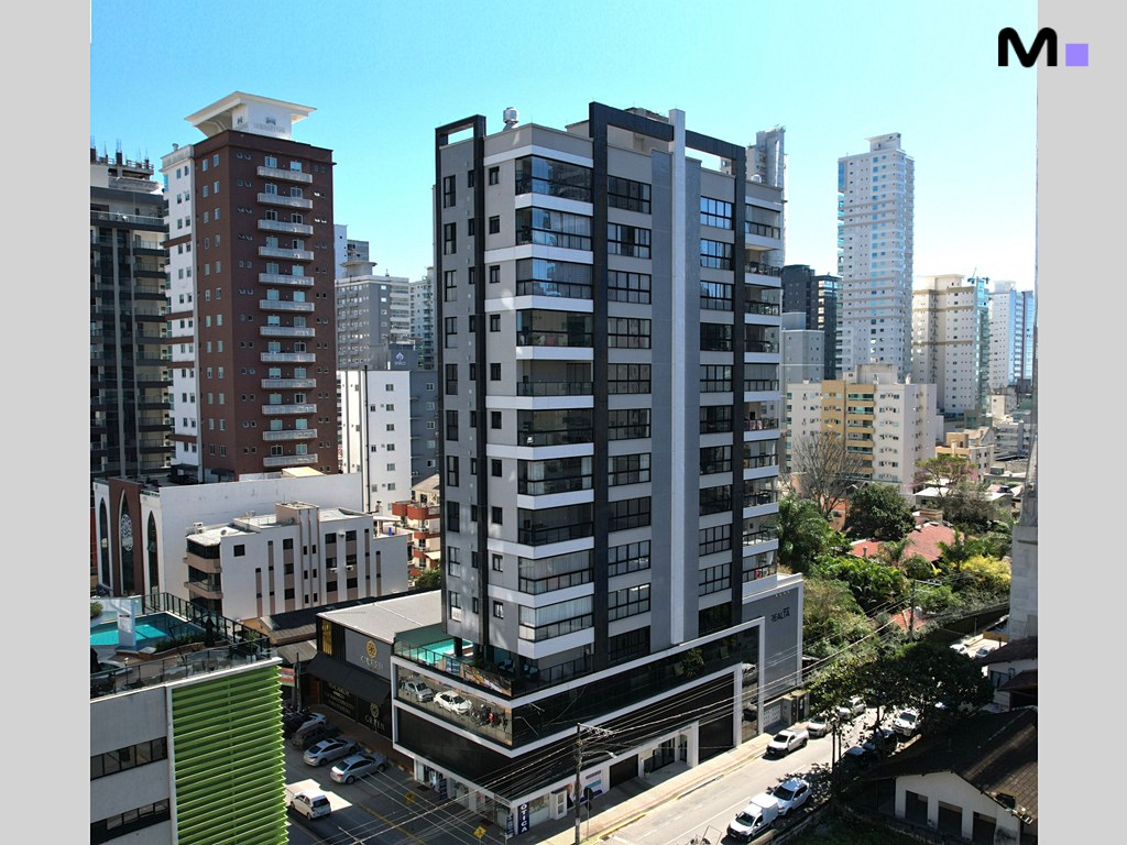 Edifício Realta Residence em Balneário Camboriú, com arquitetura moderna e vista da cidade.