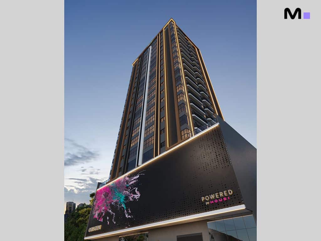 Edifício alto com a marca "Powered by Housi".