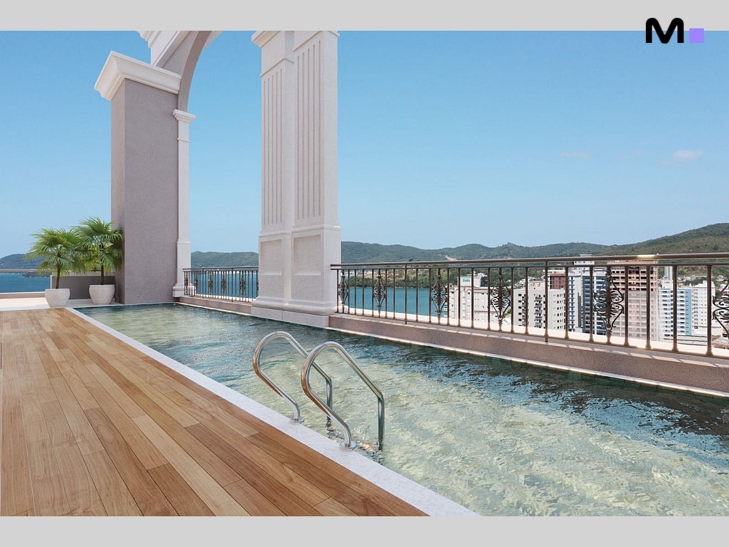 Piscina no Palazzo Reale com vista para a cidade e montanhas ao fundo.